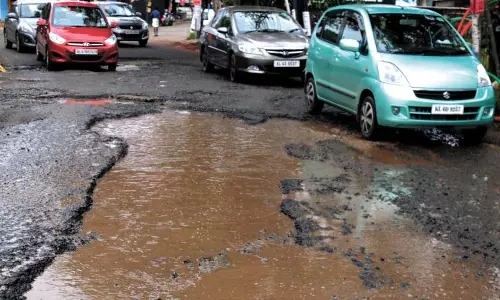 പൊട്ടിത്തകര്‍ന്ന റോഡുകള്‍; കൊച്ചിയില്‍ യാത്രാദുരിതം തീരുന്നില്ല