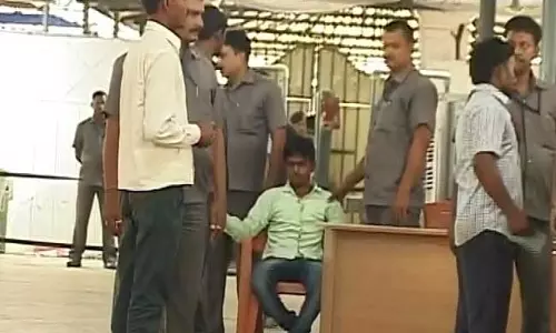 ചെരുപ്പെറിഞ്ഞ യുവാവിനെ നിതീഷ് കുമാര് കൈകാര്യം ചെയ്തത് ഇങ്ങനെ... ചെരുപ്പെറിഞ്ഞ യുവാവിനെ നിതീഷ് കുമാര് കൈകാര്യം ചെയ്തത് ഇങ്ങനെ...