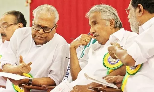 വി.എസിനെതിരെ ഉമ്മന്‍ ചാണ്ടി മാനനഷ്ടകേസ് ഫയല്‍ ചെയ്തു