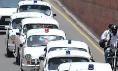 അനധികൃത ബീക്കണ്ലൈറ്റും സര്ക്കാര് ബോര്ഡുകളുമുള്ള വാഹനങ്ങള്ക്കെതിരെ നടപടി അനധികൃത ബീക്കണ്ലൈറ്റും സര്ക്കാര് ബോര്ഡുകളുമുള്ള വാഹനങ്ങള്ക്കെതിരെ നടപടി