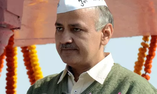 പ്രധാനമന്ത്രിക്ക് മുന്നില് കീഴടങ്ങാന് ശ്രമിച്ച സിസോദിയയെ അറസ്റ്റ് ചെയ്ത് നീക്കി പ്രധാനമന്ത്രിക്ക് മുന്നില് കീഴടങ്ങാന് ശ്രമിച്ച സിസോദിയയെ അറസ്റ്റ് ചെയ്ത് നീക്കി