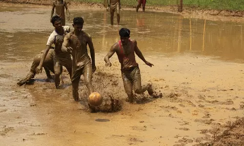 മഡ് ഫുട്ബോളിന് മലപ്പുറത്ത് ആവേശകരമായ തുടക്കം
