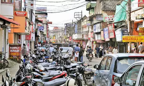 കുന്നംകുളത്തെ സ്ഥാനാര്‍ഥികള്‍ക്ക് ബ്രോഡ്‍വേയില്‍ എന്ത് കാര്യം?