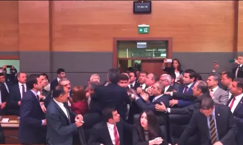 തുര്‍ക്കി പാര്‍ലമെന്‍റില്‍ കയ്യാങ്കളി