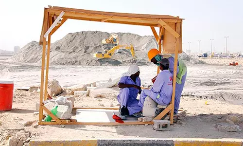 പുറംജോലികള്ക്ക് മധ്യാഹ്ന ഇടവേള ഉറപ്പു വരുത്തുമെന്ന് ബഹ്റൈന് പുറംജോലികള്ക്ക് മധ്യാഹ്ന ഇടവേള ഉറപ്പു വരുത്തുമെന്ന് ബഹ്റൈന്