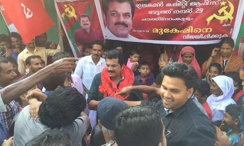 മുകേഷിന് വേണ്ടി വോട്ടഭ്യര്ത്ഥിക്കാന് സുരാജും പിഷാരടിയും മുകേഷിന് വേണ്ടി വോട്ടഭ്യര്ത്ഥിക്കാന് സുരാജും പിഷാരടിയും