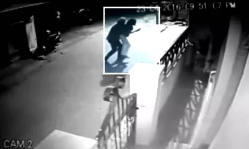 സിസിടിവി ദൃശ്യങ്ങള് തുണച്ചു; ബംഗളുരുവില് യുവതിയെ തട്ടിക്കൊണ്ടുപോയി പീഡിപ്പിക്കാന് ശ്രമിച്ചയാള് അറസ്റ്റില് സിസിടിവി ദൃശ്യങ്ങള് തുണച്ചു; ബംഗളുരുവില് യുവതിയെ തട്ടിക്കൊണ്ടുപോയി പീഡിപ്പിക്കാന് ശ്രമിച്ചയാള് അറസ്റ്റില്