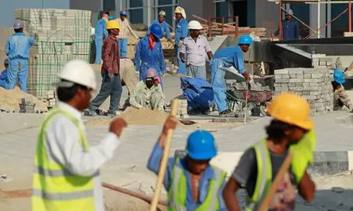 കുവൈത്തില് മധ്യാഹ്ന ജോലി വിലക്ക് ലംഘിച്ച കമ്പനികള്ക്ക് നോട്ടീസ് കുവൈത്തില് മധ്യാഹ്ന ജോലി വിലക്ക് ലംഘിച്ച കമ്പനികള്ക്ക് നോട്ടീസ്