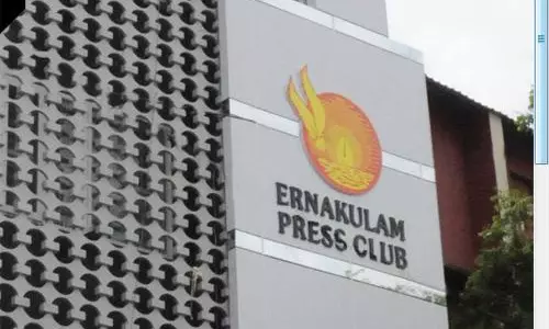 പ്രസ്‍ ക്ലബ്ബിലേക്ക് മാര്‍ച്ച് നടത്തി അഭിഭാഷകരുടെ പ്രതിഷേധം