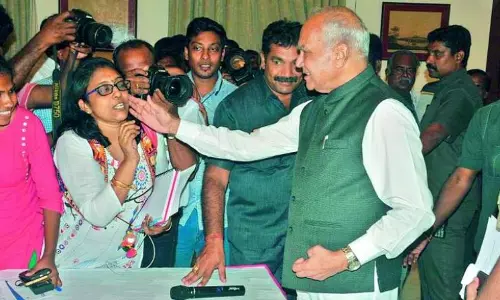 വാര്‍ത്താസമ്മേളനത്തിനിടെ മാധ്യമപ്രവര്‍ത്തകയുടെ കവിളില്‍ തലോടി തമിഴ്‌നാട് ഗവര്‍ണര്‍; വിവാദം പുകയുന്നു