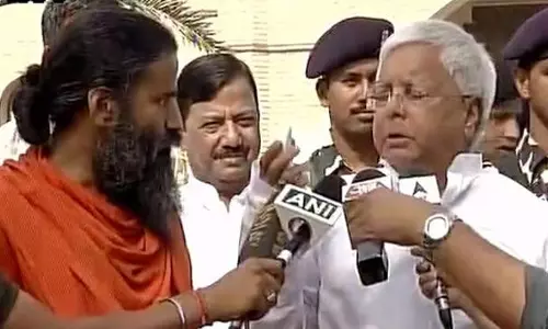 രാംദേവിനോട് ജനങ്ങള്‍ക്ക് അസൂയയാണെന്ന് ലാലു, ലാലുവിന് ഫേഷ്യല്‍ ചെയ്ത് യോഗഗുരു