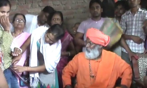 പോലീസിനെ വെടിവെച്ചുകൊല്ലുമെന്ന് ഭീഷണി: സാക്ഷി മഹാരാജിനെതിരെ കേസ്