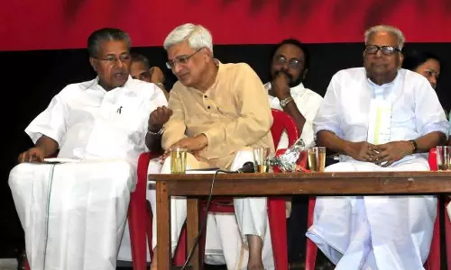 വി.എസിന്റെ പദവിയില്‍ തീരുമാനമെടുക്കേണ്ടത് കാബിനറ്റ്: പ്രകാശ് കാരാട്ട്