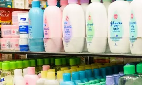 ജോണ്‍സണ്‍ & ജോണ്‍സണ്‍ പൗഡര്‍ അര്‍ബുദത്തിന് കാരണമായി; 350 കോടി രൂപ നഷ്ടപരിഹാരം നല്‍കാന്‍ കോടതി വിധി