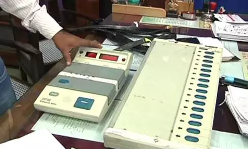 കര്‍ണാടകയില്‍ ഇവിഎം ഹാക്ക് ചെയ്തു; ഏഴംഗസംഘത്തെ നാട്ടുകാര്‍ പൊലീസില്‍ ഏല്‍പ്പിച്ചു