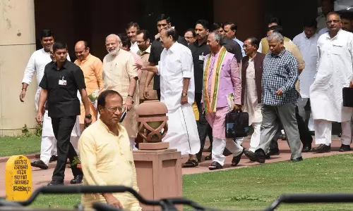 ഓന്തിനേക്കാള് വേഗത്തിലാണ് മോദി സര്ക്കാരിന്റെ നിറം മാറുന്നതെന്ന് ശിവസേന ഓന്തിനേക്കാള് വേഗത്തിലാണ് മോദി സര്ക്കാരിന്റെ നിറം മാറുന്നതെന്ന് ശിവസേന