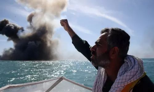 അമേരിക്ക സൈനികാഭ്യാസം നിര്ത്തിയില്ലെങ്കില് ഹോര്മുസ് കടലിടുക്ക് അടക്കുമെന്ന് ഇറാന് അമേരിക്ക സൈനികാഭ്യാസം നിര്ത്തിയില്ലെങ്കില് ഹോര്മുസ് കടലിടുക്ക് അടക്കുമെന്ന് ഇറാന്