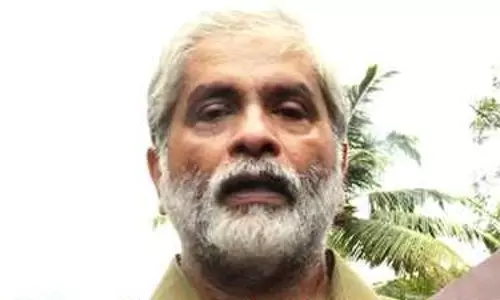 വള്ളത്തില്‍ കയറി സുരേഷ് കുറുപ്പിന്‍റെ പ്രചരണം