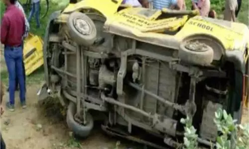 സ്കൂള് ബസില് ട്രെയിന് ഇടിച്ച് ഏഴു കുട്ടികള് മരിച്ചു സ്കൂള് ബസില് ട്രെയിന് ഇടിച്ച് ഏഴു കുട്ടികള് മരിച്ചു