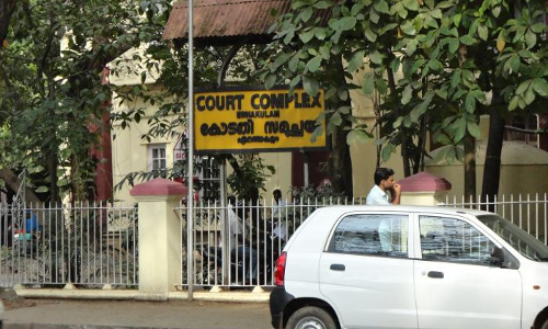 എറണാകുളം ജില്ലാ കോടതിയില്‍ മാധ്യമങ്ങള്‍ക്ക് വിലക്ക്