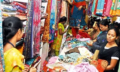 സെയില്‍സ് ഗേളുകളുടെ അവകാശസംരക്ഷണം: സംസ്ഥാനത്തിന് ദേശീയ മനുഷ്യാവകാശ കമ്മീഷന്റെ നോട്ടീസ്