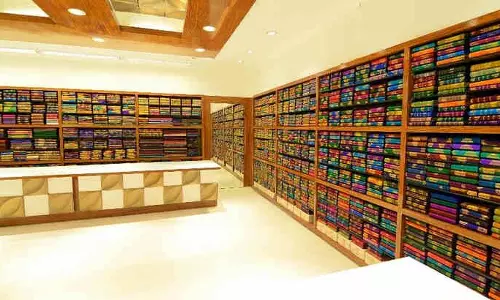 വസ്ത്ര വില്പനശാലകളില് സ്ത്രീ ജീവനക്കാരുടെ അവകാശലംഘനം: മനുഷ്യാവകാശ കമ്മീഷന്റെ നോട്ടീസ് വസ്ത്ര വില്പനശാലകളില് സ്ത്രീ ജീവനക്കാരുടെ അവകാശലംഘനം: മനുഷ്യാവകാശ കമ്മീഷന്റെ നോട്ടീസ്