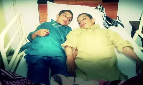 അജ്ഞാതരോഗം: പകല് ഓടിച്ചാടി നടക്കുന്ന രണ്ടു കുട്ടികള്, സൂര്യന് അസ്തമിച്ചാല് തളര്ന്നുവീഴും, സംസാരശേഷി വരെ നഷ്ടമാകും അജ്ഞാതരോഗം: പകല് ഓടിച്ചാടി നടക്കുന്ന രണ്ടു കുട്ടികള്, സൂര്യന് അസ്തമിച്ചാല് തളര്ന്നുവീഴും, സംസാരശേഷി വരെ നഷ്ടമാകും