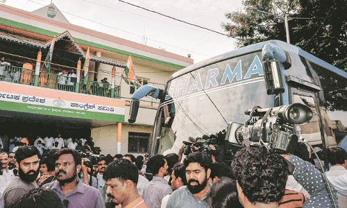 കര്ണാടകയിലെ കോണ്ഗ്രസ്-ജെഡിഎസ് എംഎല്എമാര് ഹൈദരാബാദിലെത്തി കര്ണാടകയിലെ കോണ്ഗ്രസ്-ജെഡിഎസ് എംഎല്എമാര് ഹൈദരാബാദിലെത്തി