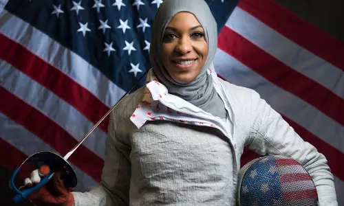 ശിരോവസ്ത്രം ധരിച്ച് ഒളിംപിക്സില് പങ്കെടുക്കുന്ന ആദ്യ മുസ്ലിം വനിതയാകാന് യുഎസ് ഫെന്സിംങ് താരം ശിരോവസ്ത്രം ധരിച്ച് ഒളിംപിക്സില് പങ്കെടുക്കുന്ന ആദ്യ മുസ്ലിം വനിതയാകാന് യുഎസ് ഫെന്സിംങ് താരം