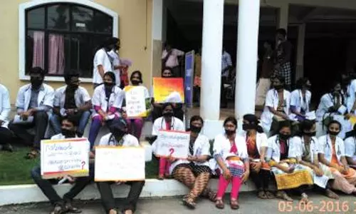 കാരക്കോണം സിഎസ്ഐ മെഡിക്കല് കോളജിലെ ഹൌസ് സര്ജന്മാരുടെ സമരം 9 ദിവസം പിന്നിട്ടു കാരക്കോണം സിഎസ്ഐ മെഡിക്കല് കോളജിലെ ഹൌസ് സര്ജന്മാരുടെ സമരം 9 ദിവസം പിന്നിട്ടു