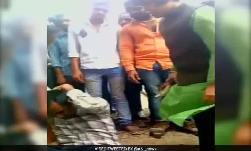 വിവാഹ വാഗ്ദാനം നല്കി പെണ്കുട്ടിയെ പീഡിപ്പിച്ചയാളെ തൃപ്തി ദേശായി ചെരുപ്പൂരി അടിച്ചു വിവാഹ വാഗ്ദാനം നല്കി പെണ്കുട്ടിയെ പീഡിപ്പിച്ചയാളെ തൃപ്തി ദേശായി ചെരുപ്പൂരി അടിച്ചു