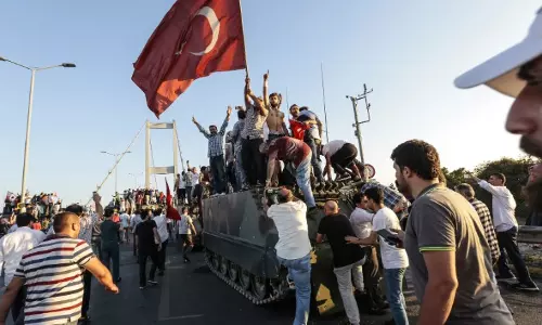 പട്ടാള അട്ടിമറിശ്രമത്തിന് കൂട്ടുനിന്നവരെ ഒഴിവാക്കുന്ന നടപടി തുര്ക്കിയില് തുടരുന്നു പട്ടാള അട്ടിമറിശ്രമത്തിന് കൂട്ടുനിന്നവരെ ഒഴിവാക്കുന്ന നടപടി തുര്ക്കിയില് തുടരുന്നു