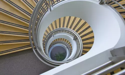 ഭാര്യ മുകളില്‍ വീണ് ഭര്‍ത്താവ് മരിച്ചു