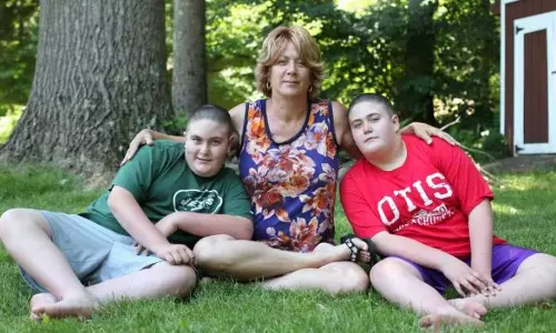 ഇരട്ട സഹോദരങ്ങള്‍ക്ക് എപ്പോഴും വിശപ്പ്, അപൂര്‍വ്വ രോഗത്തെക്കുറിച്ച് ആവലാതിയോടെ ഒരമ്മ