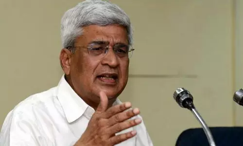 ബി.ജെ.പിയെ ഫാസിസ്റ്റ് പാര്‍ട്ടിയെന്ന് വിളിക്കാന്‍ കഴിയില്ലെന്ന പ്രകാശ് കാരാട്ടിന്റെ അഭിപ്രായം ചര്‍ച്ചയാവുന്നു