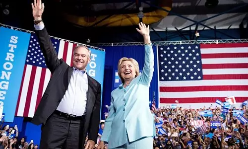 ഹിലരി ക്ലിന്റണ് അമേരിക്കയില് ലോഹനിര്മാണ മേഖലയില് സന്ദര്ശനം നടത്തി ഹിലരി ക്ലിന്റണ് അമേരിക്കയില് ലോഹനിര്മാണ മേഖലയില് സന്ദര്ശനം നടത്തി