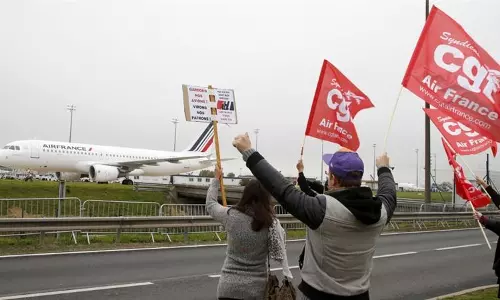 ജീവനക്കാരുടെ സമരം; ഫ്രാന്‍സില്‍ 900 വിമാന സര്‍വീസുകള്‍ റദ്ദാക്കി