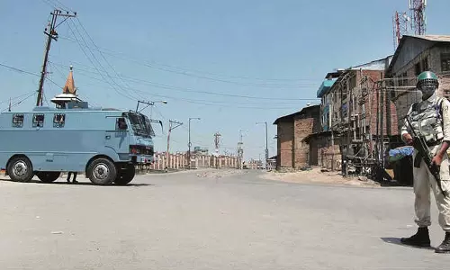 കശ്മീരില് സൈന്യത്തിന്റെ പെല്ലറ്റാക്രമണത്തില് 21 കാരന് കൊല്ലപ്പെട്ടു; ജവാന്മാര്ക്കെതിരെ കേസ് കശ്മീരില് സൈന്യത്തിന്റെ പെല്ലറ്റാക്രമണത്തില് 21 കാരന് കൊല്ലപ്പെട്ടു; ജവാന്മാര്ക്കെതിരെ കേസ്