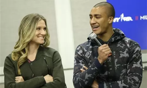 ജീവിതത്തിന്റെ ട്രാക്കിലും ഒളിമ്പിക്സിന്റെ വേദിയിലും ഒരുമിച്ച് ആഷ്ടണ്-ബ്രയാനി ദമ്പതികള് ജീവിതത്തിന്റെ ട്രാക്കിലും ഒളിമ്പിക്സിന്റെ വേദിയിലും ഒരുമിച്ച് ആഷ്ടണ്-ബ്രയാനി ദമ്പതികള്