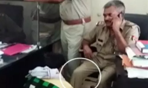 പരാതി നല്കാന് പൊലീസ് സ്റ്റേഷനിലെത്തിയ യുവാവിനെ കൊണ്ട് കാല് തിരുമ്മിപ്പിച്ച് പൊലീസുകാരന് - വീഡിയോ വൈറലാകുന്നു പരാതി നല്കാന് പൊലീസ് സ്റ്റേഷനിലെത്തിയ യുവാവിനെ കൊണ്ട് കാല് തിരുമ്മിപ്പിച്ച് പൊലീസുകാരന് - വീഡിയോ വൈറലാകുന്നു