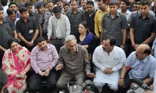 ഉത്തരാഖണ്ഡ്:എംഎല്എമാരെ അയോഗ്യരാക്കിയ നടപടിയെ ചോദ്യം ചെയ്ത് നല്കിയ ഹരജി തള്ളി ഉത്തരാഖണ്ഡ്:എംഎല്എമാരെ അയോഗ്യരാക്കിയ നടപടിയെ ചോദ്യം ചെയ്ത് നല്കിയ ഹരജി തള്ളി