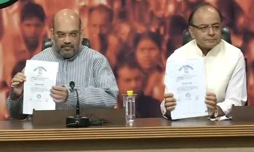 മോദിയുടെ ബിരുദ സര്‍ട്ടിഫിക്കറ്റ് മാധ്യമങ്ങള്‍ക്ക് മുമ്പില്‍ പ്രദര്‍ശിപ്പിച്ച് അമിത് ഷാ, വ്യാജമെന്ന് എഎപി