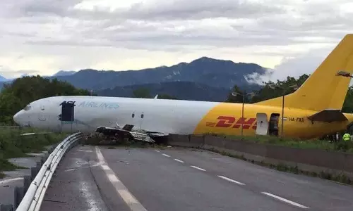 റണ്‍വേ മറികടന്ന് വിമാനം റോഡിലിറങ്ങി