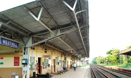 ചരക്കിന്റെ വരവ് കുറഞ്ഞതോടെ വെസ്റ്റ് ഹില്‍ ഗുഡ്സ് ഷെഡ് യാര്‍ഡിലെ തൊഴിലാളികള്‍ പ്രതിസന്ധിയിലായി