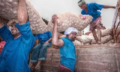 50 കിലോയില് കൂടുതലെടുക്കില്ലെന്ന് ചുമട്ടുതൊഴിലാളികള്;തീരുമാനത്തിനെതിരെ വ്യാപാരികള് 50 കിലോയില് കൂടുതലെടുക്കില്ലെന്ന് ചുമട്ടുതൊഴിലാളികള്;തീരുമാനത്തിനെതിരെ വ്യാപാരികള്