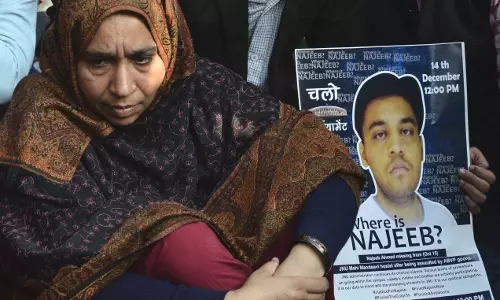 കാണാതായ വിദ്യാര്ഥി നജീബിന്റെ വീട്ടില് പൊലീസ് റെയ്ഡ്; വ്യാപക പ്രതിഷേധം കാണാതായ വിദ്യാര്ഥി നജീബിന്റെ വീട്ടില് പൊലീസ് റെയ്ഡ്; വ്യാപക പ്രതിഷേധം