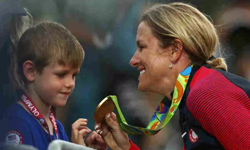 സൈക്ലിങില് ഹാട്രിക് സ്വര്ണം നേടി ആംസ്ട്രോങ് സൈക്ലിങില് ഹാട്രിക് സ്വര്ണം നേടി ആംസ്ട്രോങ്