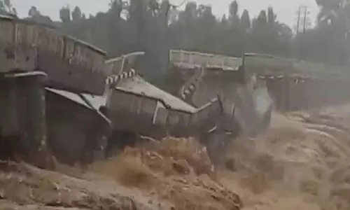 കനത്ത മഴയിലും വെള്ളപ്പൊക്കത്തിലും പാലം തകര്‍ന്നു: വീഡിയോ