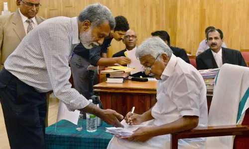 സോളാര് കേസ്: ഉമ്മന്ചാണ്ടിയില് നിന്നും വീണ്ടും മൊഴി എടുത്തേക്കും സോളാര് കേസ്: ഉമ്മന്ചാണ്ടിയില് നിന്നും വീണ്ടും മൊഴി എടുത്തേക്കും