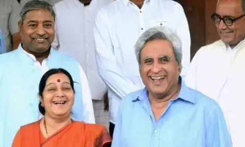 ഭര്‍ത്താവിനൊപ്പം സുഷമ സ്വരാജ് പാര്‍ലമെന്റില്‍; ഫോട്ടോ വൈറല്‍